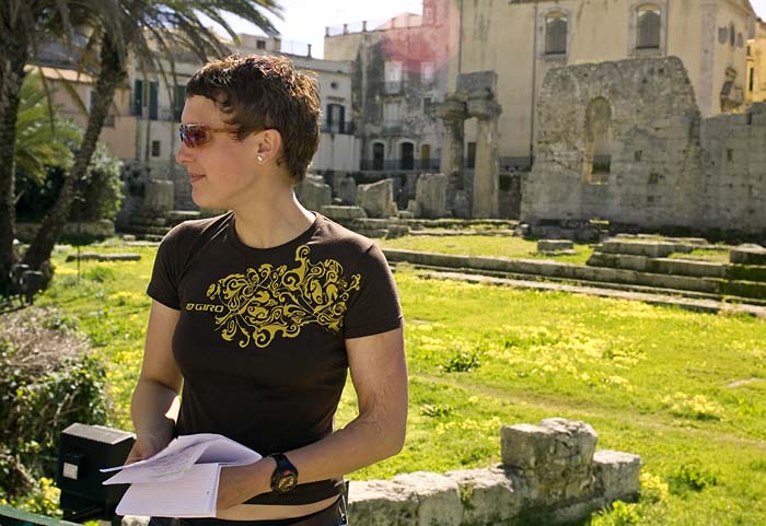 Birgit in Syrakus vor dem Appollotempel Kopie