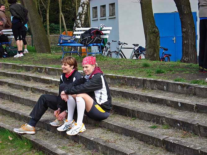 Zwei huebsche Sportlerinnen auf dem Paul-Zobel-Sportplatz Kopie