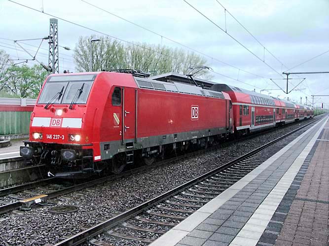 Zug mit Doppeldeckwaggons in Appenweier Kopie