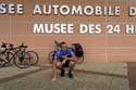 Fahrraeder vor dem Automobilmuseum Le Mans Kopie