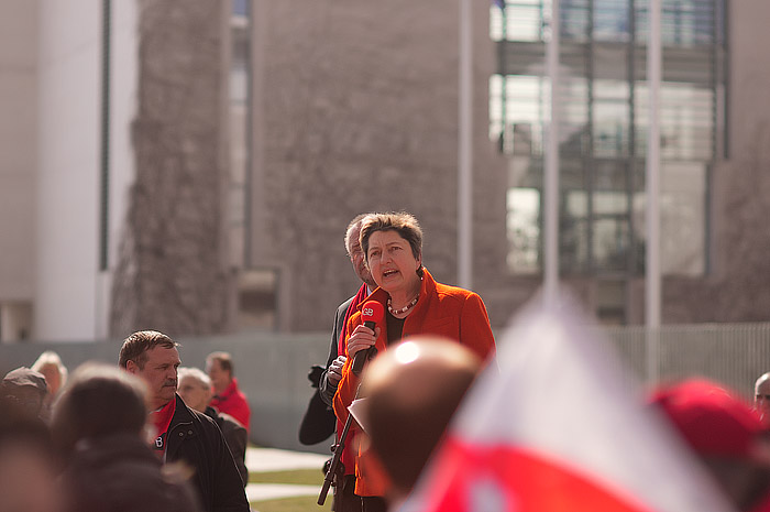 DGB Bundesvorstandsmitglied Annelie Buntenbach spricht auf der Demonstration gegen den Pakt fuer Wettbewerbsfaehigkeit von Merkel und Sarkozy _DSC5321 Kopie 2