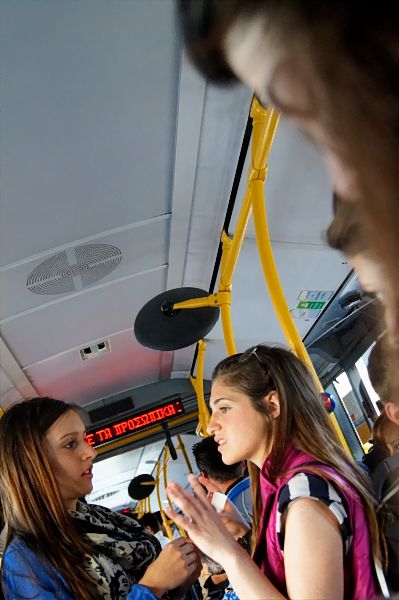 zwei huebsche girls im bus_DSC5108_DxO
