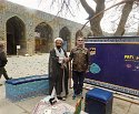 Danny Kurpfalz reicht einem geistlichen Würdenträger der Islamischen Republik Iran die Hand zur Versöhnung
