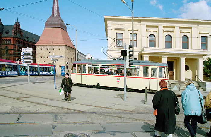 Zwei Trams in Rostock