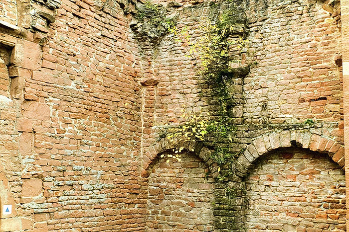 Mauerwerk--Klosterruine-Lim