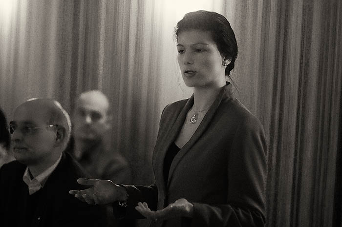 Sahra Wagenknecht spricht im Frankeneck Schwetzingen, neben ihr Heinrich Stuertz_DSC5138(2) Kopie