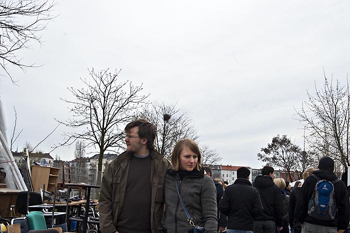Pärchen auf dem Mauerflohmarkt Kopie