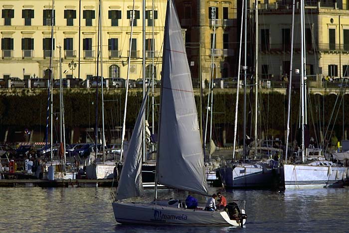 Teamvela im Hafen von Syrakus Kopie