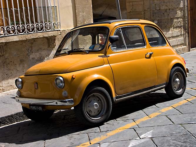 Gelbbrauner Fiat 500 in Noto Kopie