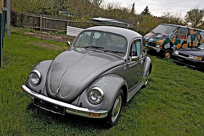 VW Kaefer auf dem Gelaende eines Gebrauchtwagenhaendlers, Berlin Weissensee, April 2008 Kopie