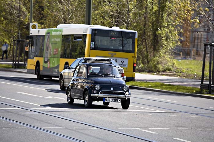 Fiat 500 und Bus Linie 247, Bernauer Straße, Berlin, April 2008 Kopie