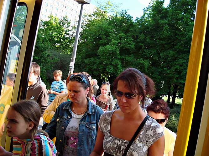 In die Tram M 4 an der Haltestelle Gontardstrasse Kopie