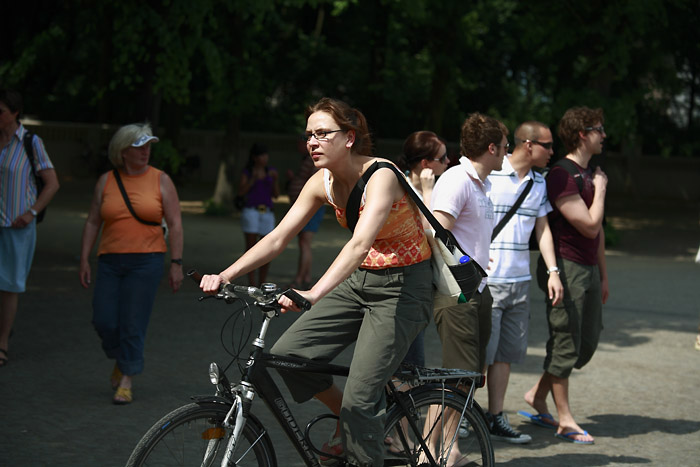 radfahrerin auf umweltmesse Kopie