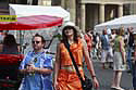 Gross und Klein, Hellblau und Orange vor Brandenburger Tor Kopie