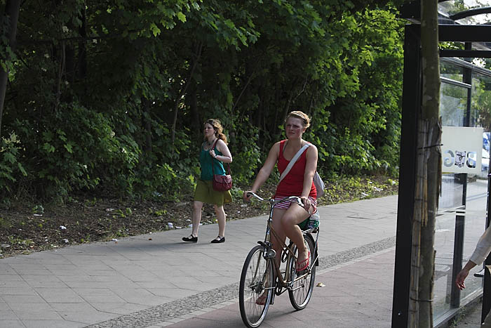 Radfahrerin in der Bernauer Strasse Tramhaltestelle Wolliner Strasse Kopie