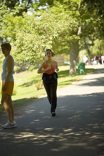 Joggerin am Charles River in Boston, August 2008 Kopie