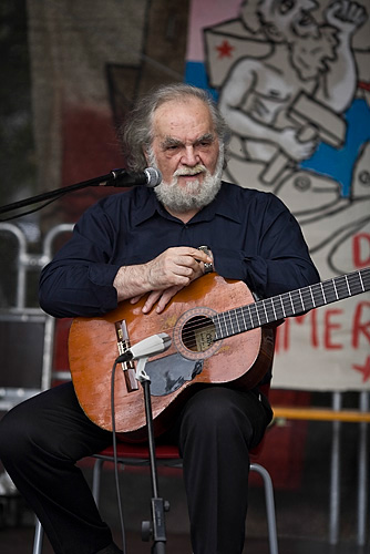 Costas Papanasiou singt auf dem DKP-Fest Kopie