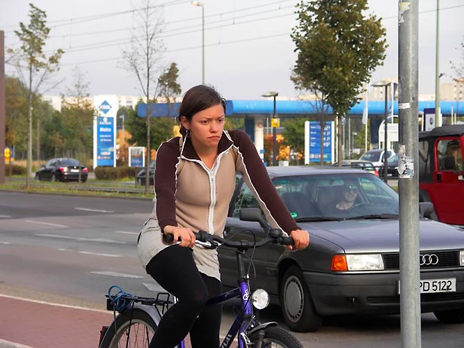 Grimmige Radfahrerin in Berlin Kopie