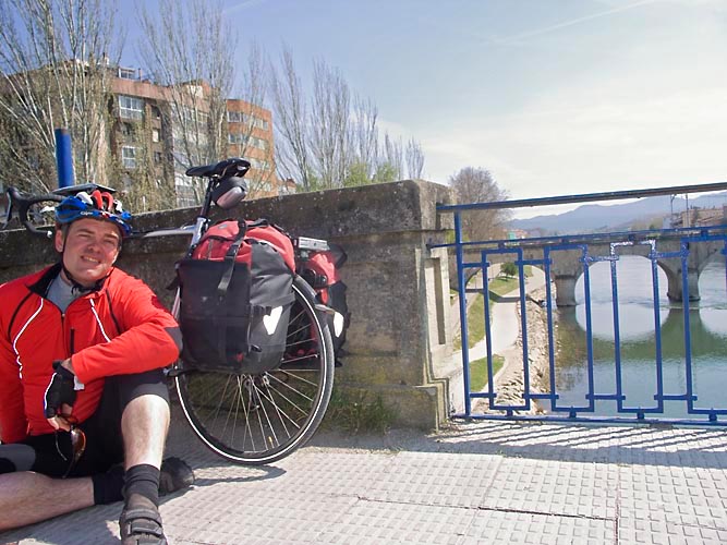 Torsten Walter auf seiner Tour von Lissabon nach Oftersheim auf der Bruecke von Miranda de Ebro Kopie