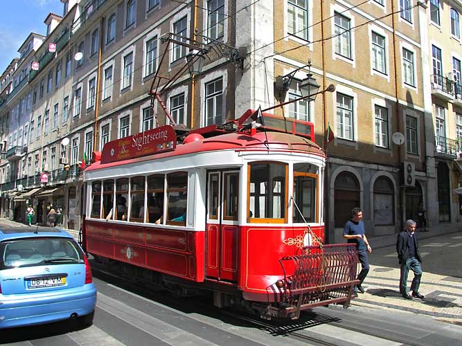 Blauer c3 sightseeingtram und fussgaenger Kopie