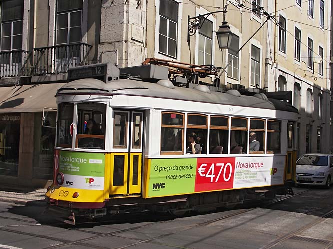 tram 547 biegt um die ecke Kopie