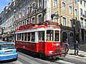 Blauer c3 sightseeingtram und fussgaenger Kopie