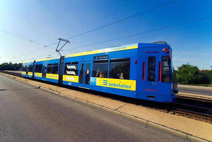 Blaugelbe-Tram-in-Halle