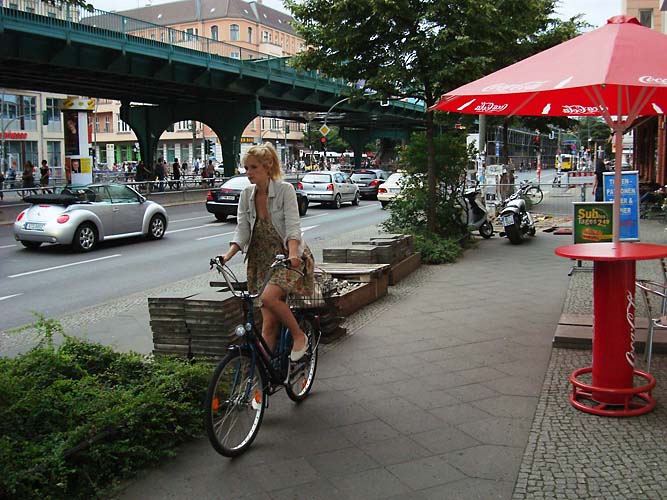 Blonde Radfahrerin in der Schoenhauser Allee Kopie