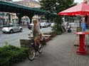 Blonde Radfahrerin in der Schoenhauser Allee Kopie