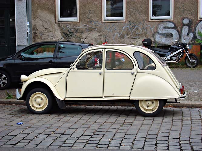 Gelbe Ente im Profil in Berlin Pankow, Juli 2009 Kopie