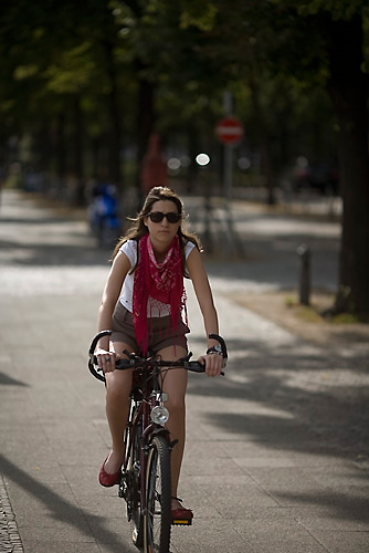 Radfahrerin, Spandauer Damm, Charlottenburg Kopie