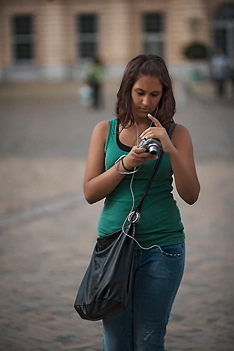 Touristin im Hof des Schlosses Charlottenburg, den Display ihres Fotoapparats betrachtend Kopie
