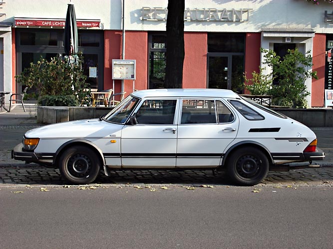 Saab 900 vor der Gartenstadt Atlantic Kopie