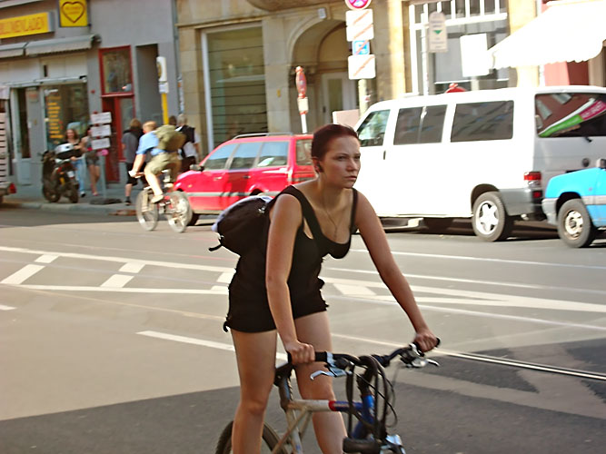 Stehen auf dem Mountainbike, Berlin Mitte, August 2009 Kopie