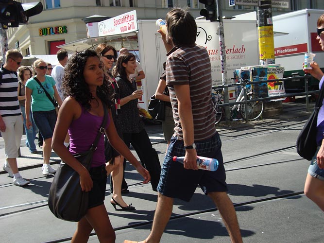 Beim Ueberqueren der Strassenbahngleise vor dem Hackeschen Markt Kopie