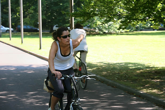 Radfahrerin beim zoologischen Garten Kopie