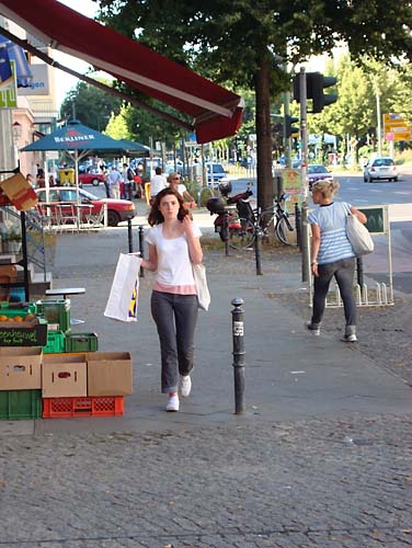 Beim tuerkischen Lebensmittelgeschaeft Kopie