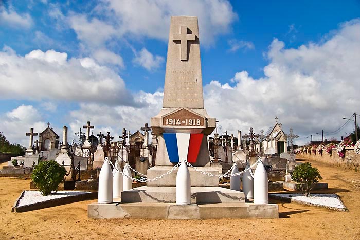 Mahnmal auf dem Friedhof von Yvre L Eveque Kopie