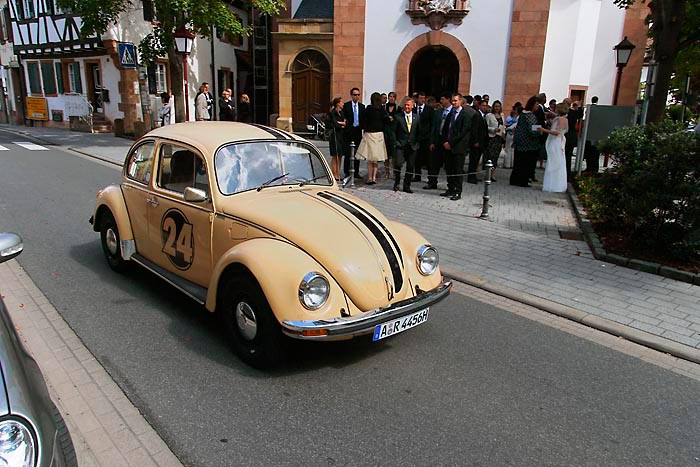 Maikammer VW Kaefer faehrt an einer Hochzeit vorbei Kopie