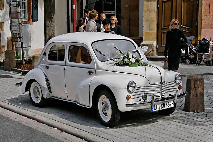 Renault 4 CV bei einer Hochzeit in Maikammer, Rheinland-Pfalz Kopie