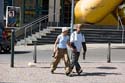 Missgelauntes Paerchen mit Bierflaschen vor beknacktem FDP-Wahlplakat in Saarbruecken, Naehe Hauptbahnhof Kopie