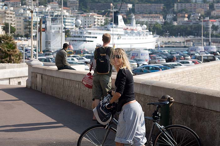 Radfahrerin mit Haaren im Gesicht Kopie