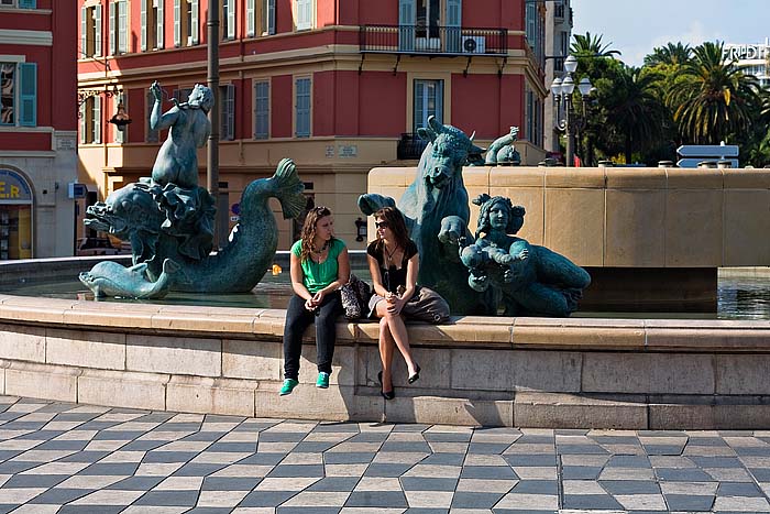 Zwei Girls am Brunnenrand Place Massena_MG_1733 Kopie