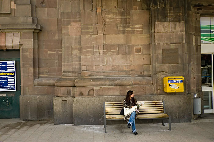 Girl-mit-Blume-im-Bahnhof-v