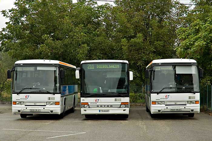 Kleines-Busdepot-im-Elsass