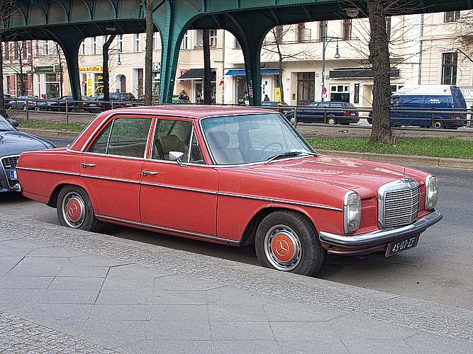 Eln schoener benz vor der hochbahn Kopie