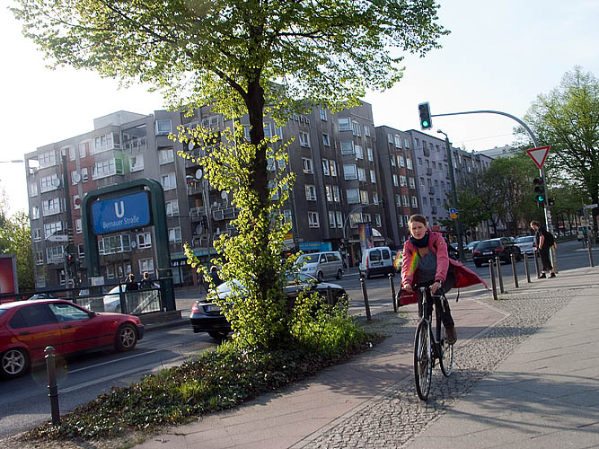 radfahrerin im regenbogenPICT0057 Kopie