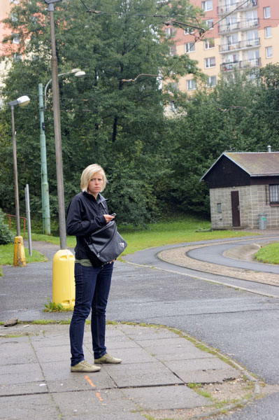 Huebsches-blondes-Girl-an-der-Strassenbahnendhaltestelle-Jablonec