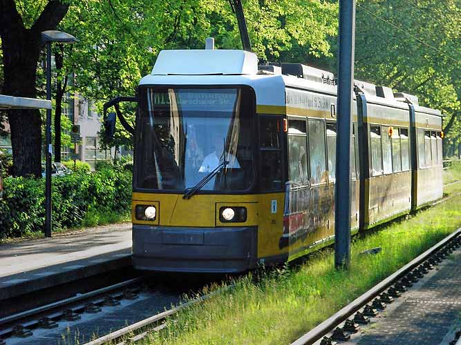 Flimmernde-Maihitze,-Tram,-