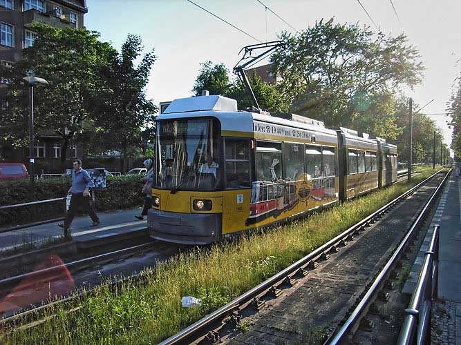 Tram-in-der-flirrenden-Hitz